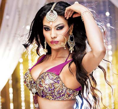 Veena Malik's item song deleted from film for Anna Hazare!